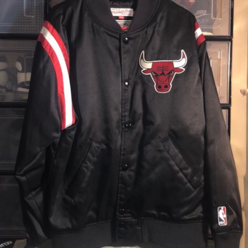 Mitchell & Ness satin Bulls varsity jacket sz Large